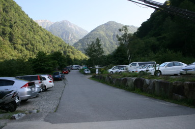 深山荘対岸の駐車場