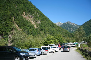 深山荘対岸上流の駐車場