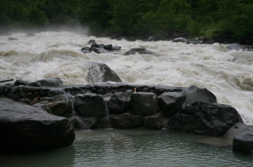 いまだ水位下がらず。