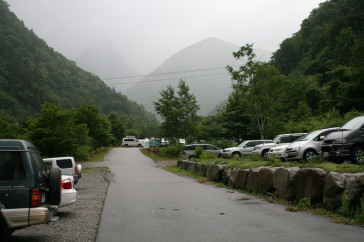 深山荘前　駐車場