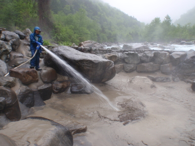 混浴露天風呂の泥出し