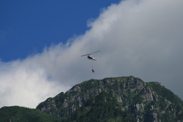 ヘリコプターによる資材や食料の荷揚げ