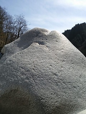 山みたいな大きな岩